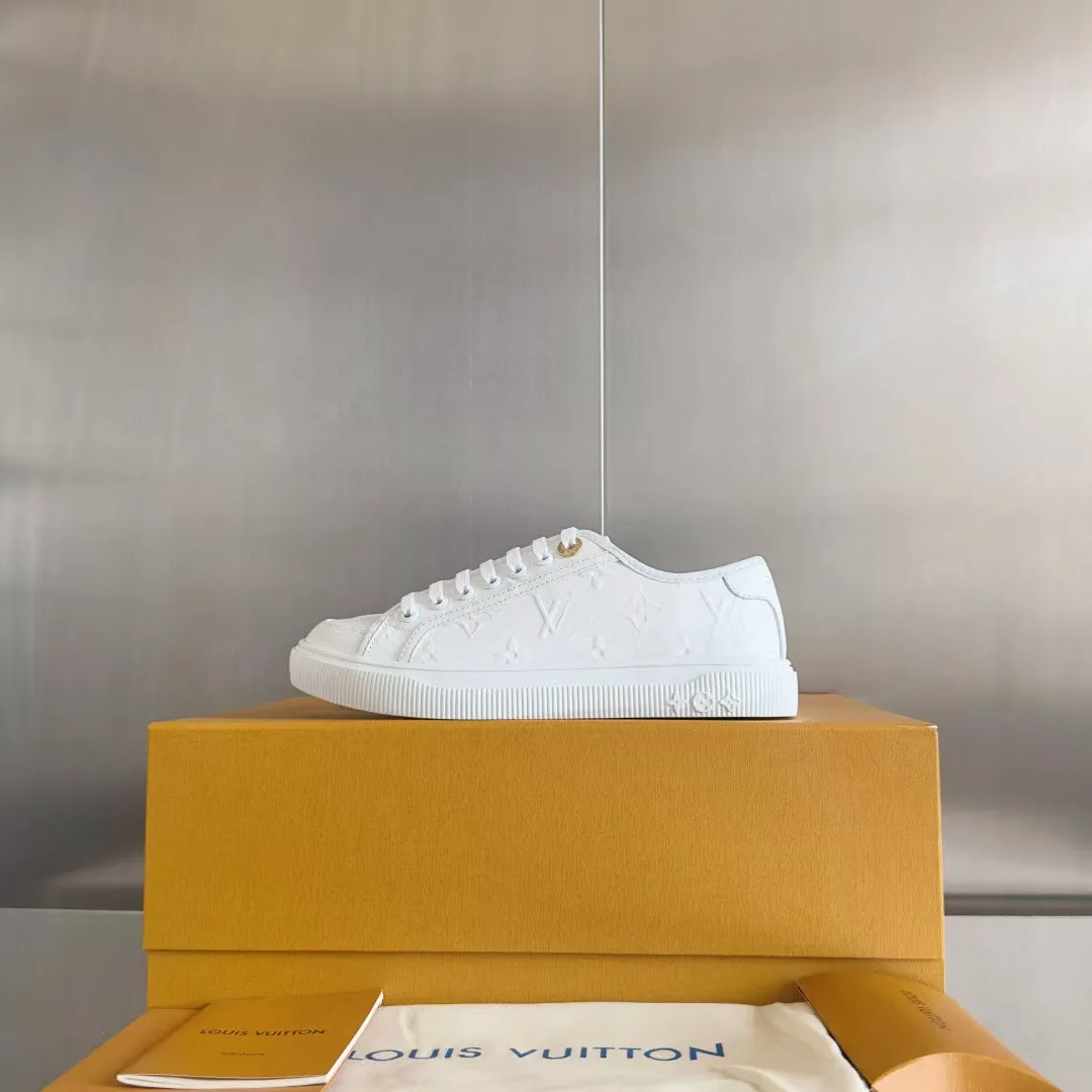 👟👟Ex-factory price 420👟👟 LV Louis Vuitton L Home Donkey Brand’s latest Lagoon series Thick-soled denim denim Embossed Presbyopia Thick-soled Casual sneakers Skateboard shoes Original purchase and development Production This Lagoon sneaker is made of Monogram denim, injecting a retro flavor into the classic design. The Louis Vuitton logo pops out from the leather trim, and the inscribed eyelets, trim and laces highlight the exquisite details. The rubber outsole embellished with Monogram flowers completes the whole. Exquisitely packaged at the delivery counter🛍📦 ▪️ Fabric: Original imported custom first-layer cowhide ▪️ Lining: Original imported cowhide lining ▪️ Sole: Original open-molded non-slip TPU material ▪️ Bottom thickness: 2.5CM ▪️ Size: Women's size 35-40 (41, 42 can be customized)